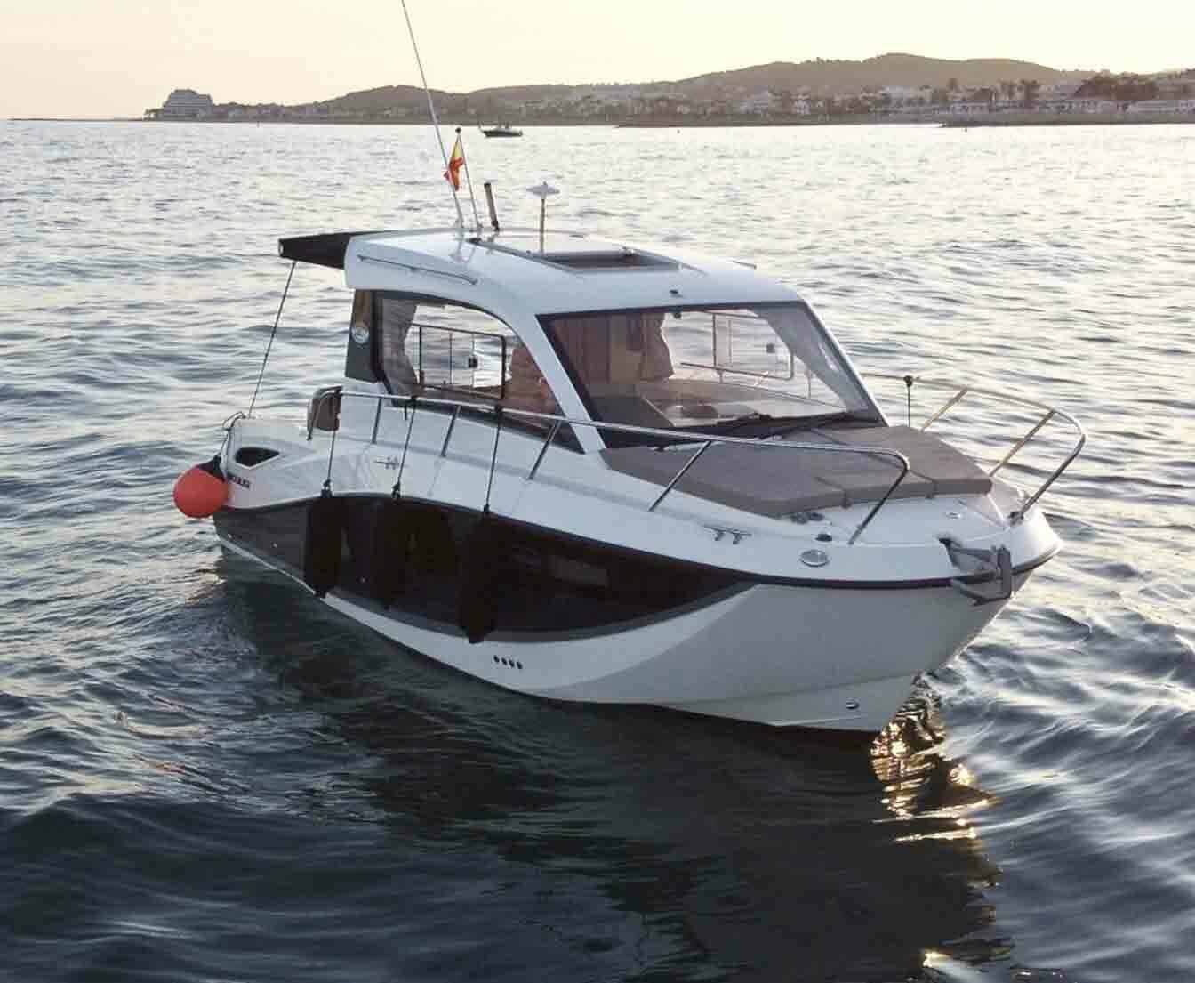 Alquiler de barco Fuerte 8 metros con licencia PNB en el mar de Sitges, navega con potencia y lujo